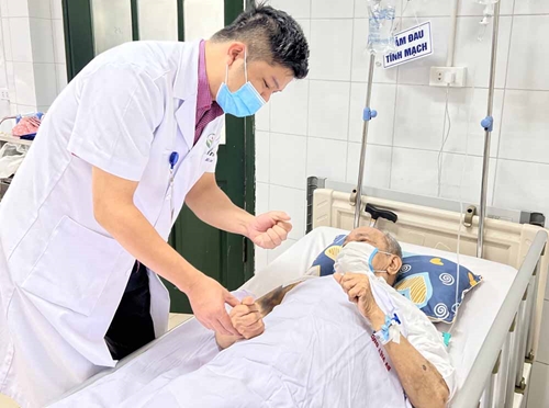 Phẫu thuật thay khớp vai thành công cho bệnh nhân cao tuổi nhất tại Việt Nam